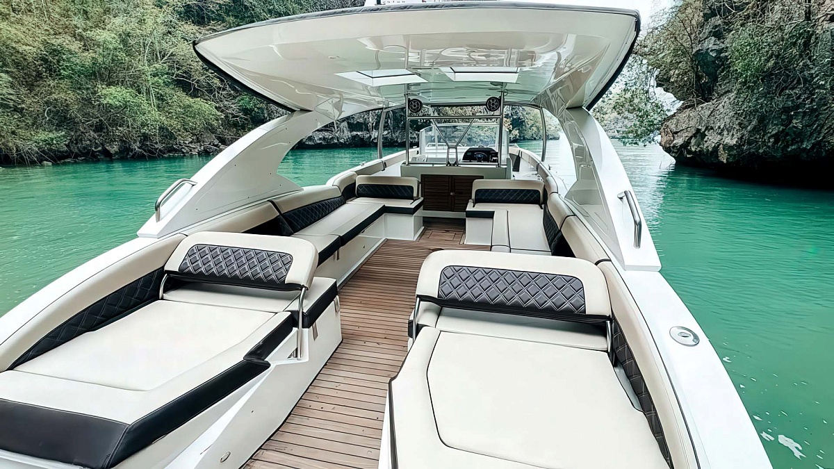 Аренда катера Luxury Cruiser 42 Ocean Pearl на Пхукете - лежаки сзади
